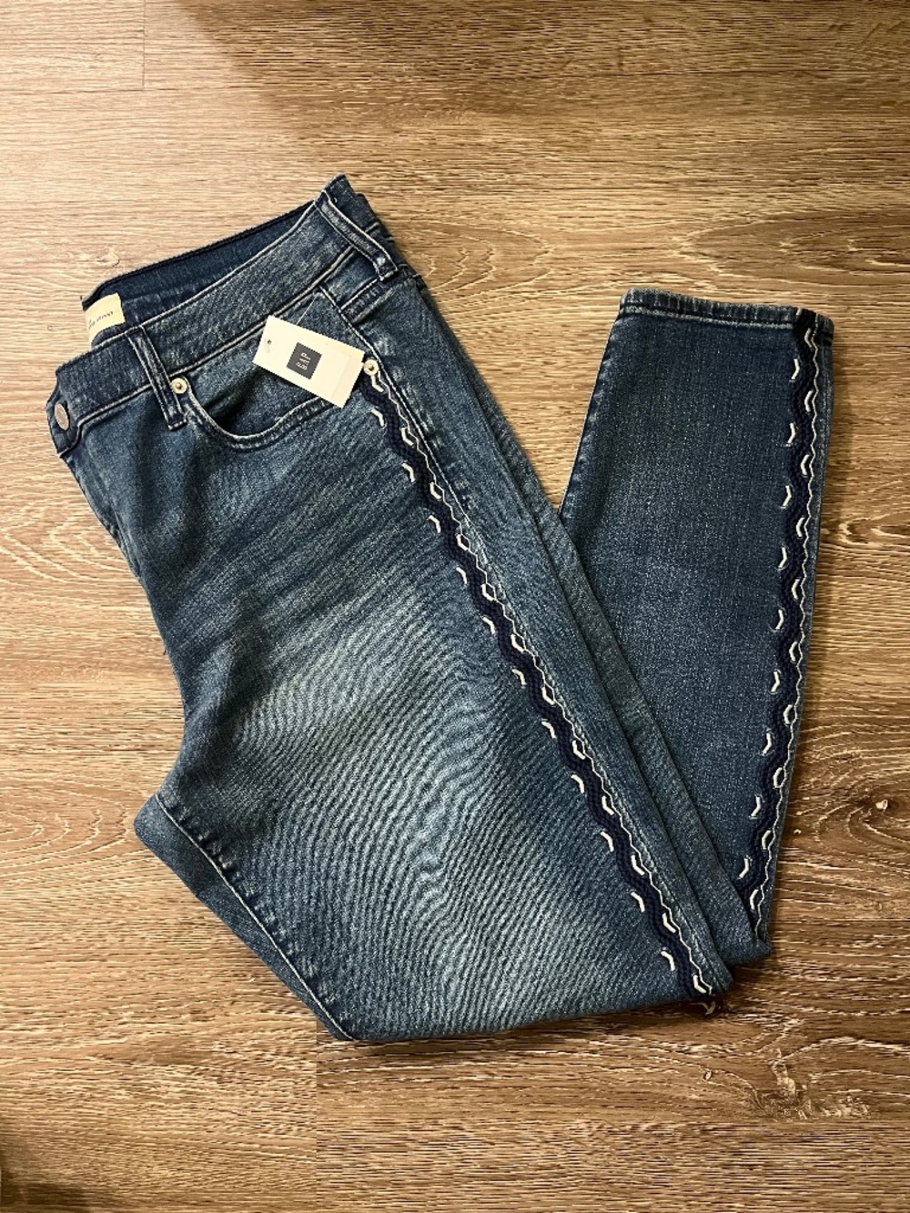 NWT Gap True Skinny Jeans Embroidered Side Trim Detail Size 33